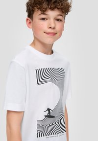 s.Oliver MIT FRONT - T-Shirt print - weiß