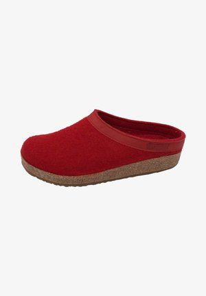 Rote Filz-Schlappen mit glattem roten Lederbesatz, korkähnlicher Sohle und einem runden Zehendesign, ausgestattet mit einer plüschigen Textur und lässigem Schlupfstil.