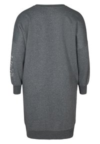 Vue arrière d'une robe sweat-shirt longue gris foncé avec épaules tombantes et poignets et ourlet côtelés. Petit texte blanc sur la manche gauche.