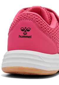 Scarpa sportiva rosa con tomaia in rete traspirante, dettagli in rosa solido, intersuola bianca e suola in gomma. Presenta il logo "hummel" in nero.