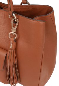 Bruine leren handtas met een gestructureerde afwerking, voorzien van een decoratieve kwast en gouden hardware, een gestructureerde vorm en één zijvak.