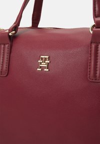 Tommy Hilfiger POPPY PLUS SMALL - Handtasche - rouge