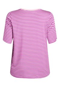 Lühikese varrukaga särk, horisontaalsete roosa ja valge triipudega, näidatud tagant valgel taustal.