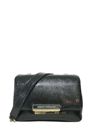Borsa nera con texture e hardware dorato, dotata di una chiusura con logo. Presenta una lunga tracolla e una forma rettangolare.