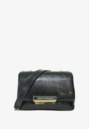 Borsa nera con texture e hardware dorato, dotata di una chiusura con logo. Presenta una lunga tracolla e una forma rettangolare.