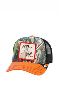 Gorra de camuflaje con visera naranja y parte trasera de malla. Presenta un parche de cabra con borde rojo, incluye el texto "HIM" debajo de la imagen.