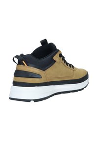 Brune semskede sneakers med svart mesh-krage, svarte detaljer og hvit såle. Har en slitesterk yttersåle og snøredesign.