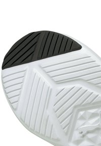 Semelle de chaussure blanche avec une surface texturée, présentant des accents en caoutchouc noir et des motifs de semelle variés pour une meilleure adhérence. Des lignes triangulaires et horizontales sont bien visibles.