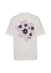 Weißes T-Shirt mit kurzen Ärmeln, großem lila abstraktem Blumenmuster und kleineren schwarzen und lila Blumen auf der Rückseite, darunter der Schriftzug „hummel sportswear“.