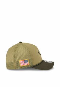 Olivgrüner Hut mit gebogenem Schirm, Netzrücken und gelbem Blitzlogo. Auf der Seite befindet sich ein gesticktes amerikanisches Flaggen-Patch.