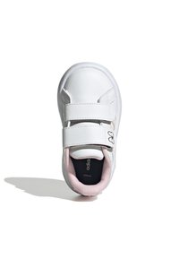 Bijele tenisice za malu djecu s dva Velcro remena, ružičasta unutarnja obloga, Adidas logo unutar i mala vezenina Mickey Mouse na jednom remenu.