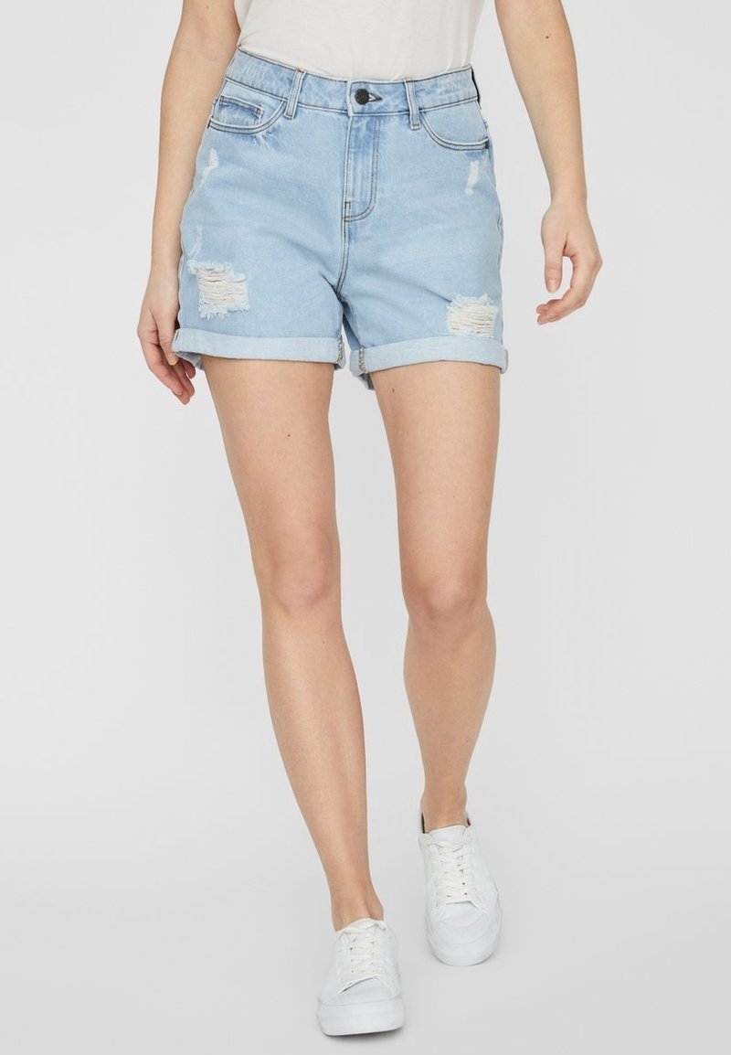 Helle blaue Denim-Shorts mit umgeschlagenen Säumen, featuring distressierte Details an der Vorderseite und einem klassischen Fünf-Taschen-Design. Elastischer Bund hinten.