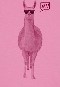 Roze t-shirt met een lama-afbeelding die donkere zonnebrillen draagt, met een spraakbel die zegt "HI!" De tekst en afbeeldingen zijn in een monochroom stijl.