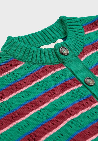Gilet en tricot avec un col côtelé vert, des boutons marron, et un motif rayé en vert, rose, bordeaux et bleu avec des détails texturés.