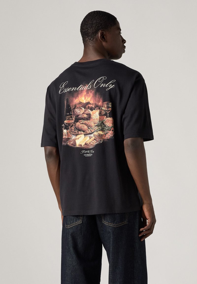 Levi's® LSE HALF SLEEVE TEE - Triko s potiskem - toasty foods jet black