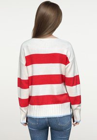 Rood-wit gestreepte gebreide trui met geribbelde onderrand en manchetten, oversized pasvorm, lichtgewicht materiaal, ontworpen voor een casual stijl.