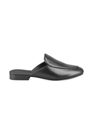 Mule en cuir noir à enfiler avec bout rond fermé et petit talon, profil latéral sur fond blanc.