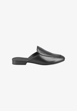 Sort læder slip-on mule med lukket rundet tå og lav hæl, sideprofil på hvid baggrund.