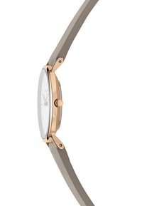 Runde Uhr mit weißem Zifferblatt, Gehäuse in Goldfarbe und grauem Lederarmband. Verfügt über eine Krone und minimalistische Stundenmarkierungen.