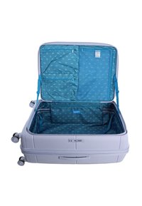 Geöffneten hellgrauen Hartschalentrolley mit blauer gemusterter Innenseite, mehreren Reißverschlussfächern und vier drehbaren Rädern.