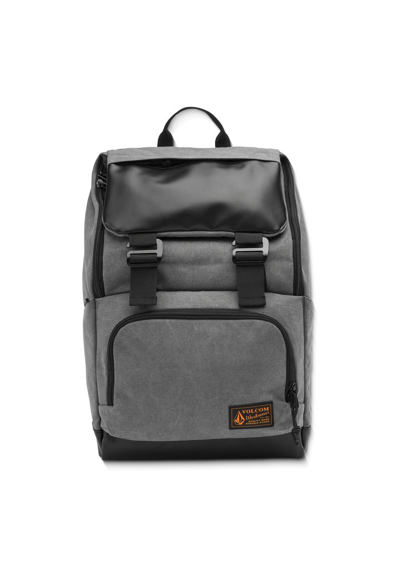 Grauem Rucksack mit schwarzem Deckel, verstellbaren Riemen, Front-Reißverschlussfach und einem orangefarbenen Logolabel. Aus strapazierfähigem Material, elegantes Design.