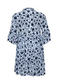 Blumenkleid mit hellblauem Hintergrund, versehen mit dunklen marineblauen Blumen, Rüschärmel und einem gestuften Design. Weicher Stofftextur.