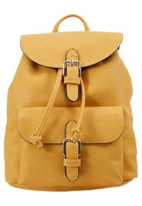 Hořčicově žlutý kožený batoh s klopou a přední kapsou, které jsou zabezpečeny přezkami a stažením na šňůrku.