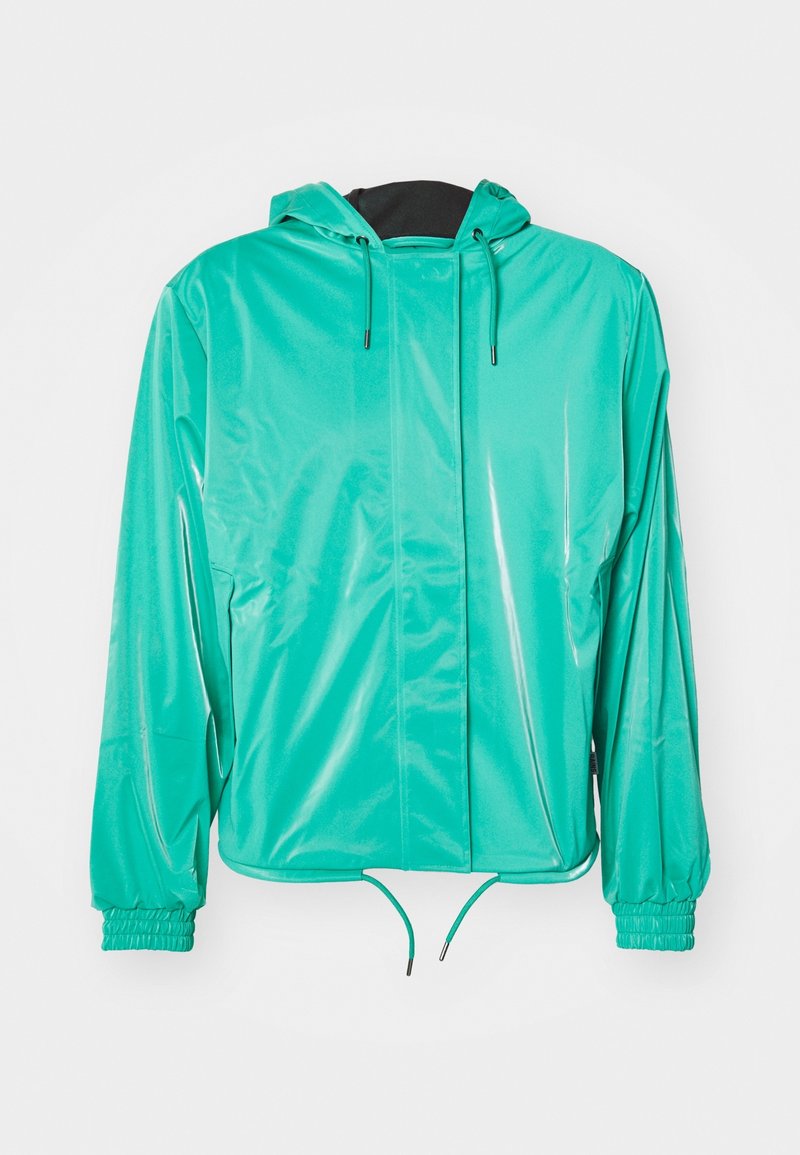 Veste imperméable turquoise à capuche avec fermeture éclair frontale, cordons de serrage à la capuche et à l'ourlet, et poignets élastiques, présentée sur fond blanc.