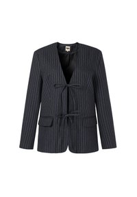 Dunkelgrauer Nadelstreifen-Blazer mit zwei vorn gebundenen Schleifen, langen Ärmeln, Klapptaschen und einem V-Ausschnitt, auf einem weißen Hintergrund präsentiert.