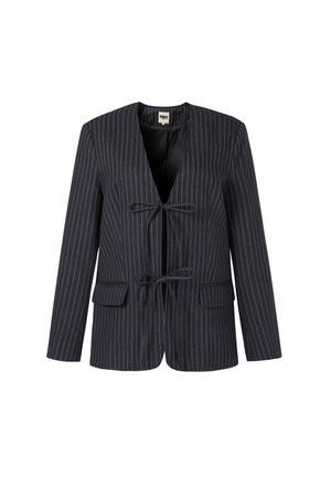 Donkergrijs gestreept blazer met twee gestrikte voorknoopjes, lange mouwen, klepzakken en een V-hals, gepresenteerd op een witte achtergrond.