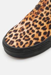 Vans CLASSIC SLIP-ON UNISEX - Belebújós cipők - black