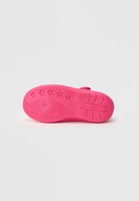 Sole de pantof din cauciuc roz cu o suprafață texturată, stele modelate și branding. Concepută pentru aderență și durabilitate.