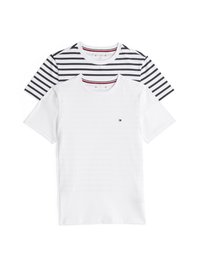 Twee T-shirts: een witte met een ronde hals en een klein logo, de andere gestreept in zwart en wit met een vergelijkbaar halsontwerp. Glad materiaal.