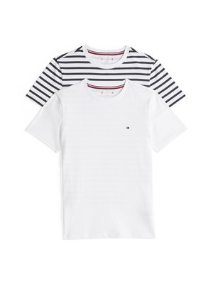 Divas T-krekli: viens balts ar apaļu kaklu un mazu logotipu, otrs melnbalts svītrains ar līdzīgu kakla dizainu. Gluda auduma.