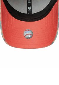 Baseballmütze mit einem roten, strukturierten Schirm und einer gemusterten Stoffkrone mit blauen Akzenten; enthält einen Logo-Button, der einem Baseball ähnelt.