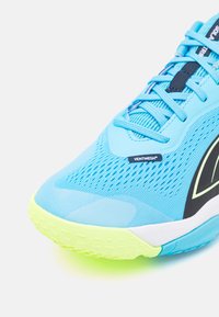 Puma SOLARSTRIKE III - Hádzanárska obuv - luminous blue/club navy/fizzy apple