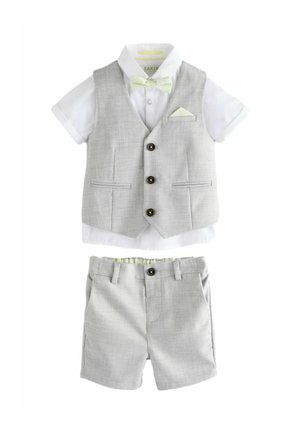 Lys grå vest med fire knapper, lys grå shorts og en hvid skjorte med korte ærmer. Inkluderer et mønstrede butterfly og lommetørklæde.