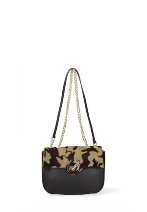 Sac en cuir noir avec une bandoulière en chaîne dorée. Le dessus présente un rabat à motif camouflage et un détail en métal doré décoratif.
