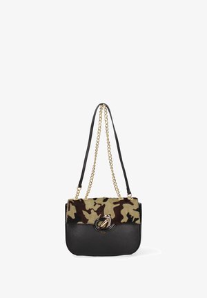 Sac en cuir noir avec une bandoulière en chaîne dorée. Le dessus présente un rabat à motif camouflage et un détail en métal doré décoratif.