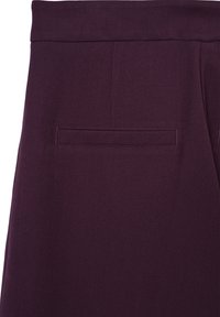Pantalons violet foncé en tissu texturé. Comprend une poche arrière unique avec une finition soignée et sans quincaillerie ni accents visibles.