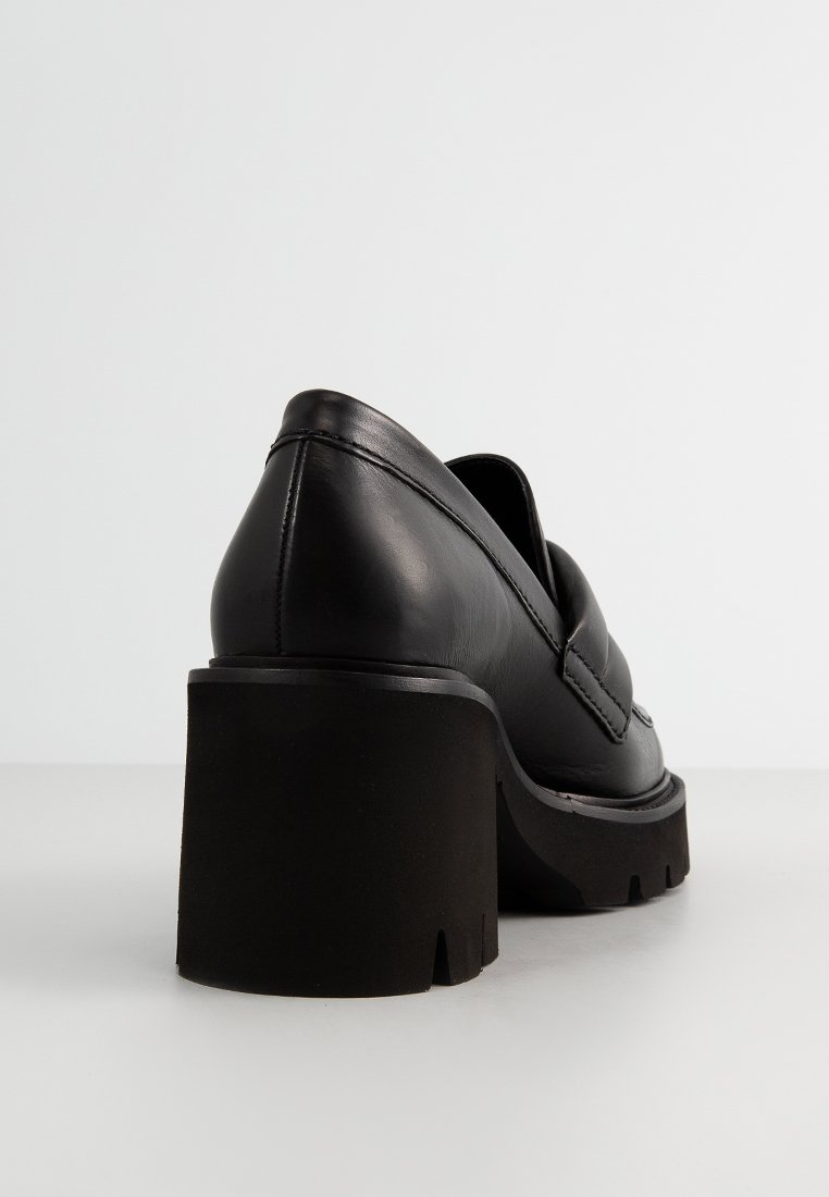 Czarne skórzane buty na platformie z masywnym obcasem, o zaokrąglonym tyle i gładkiej fakturze, zaprojektowane w eleganckiej, nowoczesnej sylwetce.