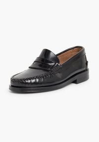 Sort læderloafer med en glat overflade, der har et syet design langs tåen og en lav, rund hæl. Sofistikeret og klassisk.