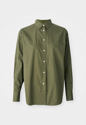 Langermet olivengrønn skjorte med knapper, krage og brystlomme, vist flatt på en hvit bakgrunn.