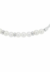 Collana di perle con perle bianche alternate a sfere di argento lucido; texture liscia con una forma classica a perla rotonda.