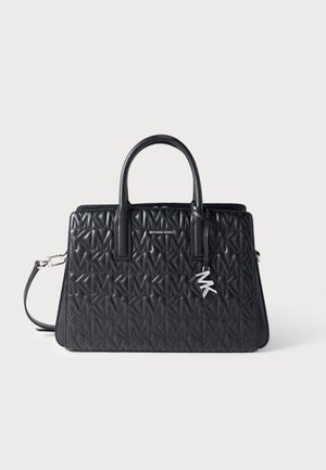 Sac à main matelassé noir en cuir avec un motif MK proéminent, double poignée, bandoulière amovible et accessoires argentés.