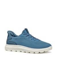 Sneaker blu con tomaia in rete testurizzata, lacci, suola bianca imbottita e design elegante e arrotondato per il massimo comfort.