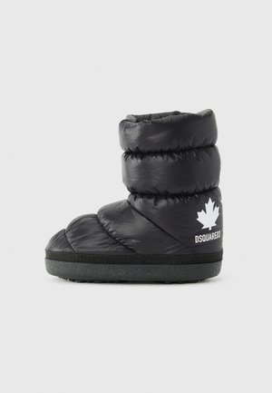 Botte noire bouffante avec un extérieur texturé et brillant. Présente trois sections empilées et une semelle en caoutchouc noire. Inclut un logo blanc et un détail en feuille d'érable.