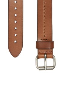 Bracelet de montre en cuir marron avec plusieurs trous d'ajustement, une extrémité pointue, des coutures soignées et une boucle en métal argenté pour la fermeture.