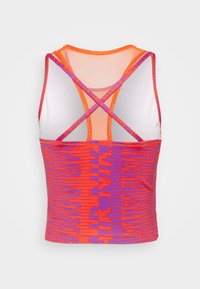 Top rojo sin mangas con un patrón de texto morado. Tiene una parte trasera de malla y tirantes cruzados. Fabricado con una tela ligera y elástica.