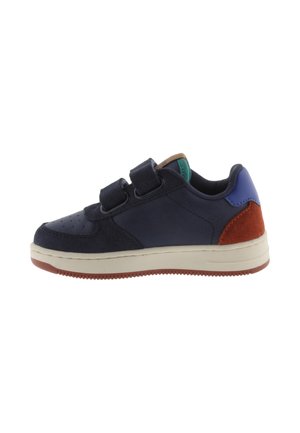 Zapatilla infantil azul marino con doble tiras de velcro, suela blanca y detalles en naranja y azul en el talón y el cuello.